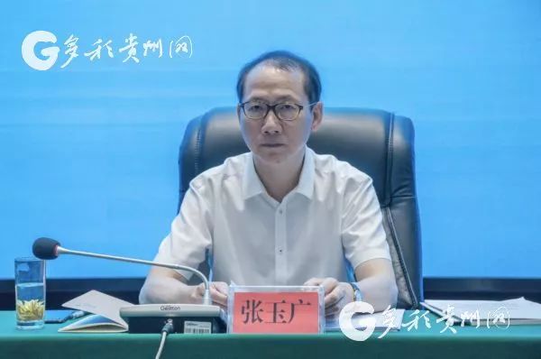 貴州省鄉(xiāng)村旅游（民宿）工作推進(jìn)會(huì)召開  2019-08-29 18:55 來(lái)源：澎湃新聞·澎湃號(hào)·政務(wù) 字號(hào)  貴州省旅游發(fā)展委員會(huì) 關(guān)注   8月28日，貴州省鄉(xiāng)村旅游(民宿)工作推進(jìn)會(huì)在開陽(yáng)縣十里畫廊召開。 會(huì)議旨在落實(shí)落細(xì)省委十 二屆五次全會(huì)和全國(guó)鄉(xiāng)村旅游(民宿)工作現(xiàn)場(chǎng)會(huì)的安排部署，以聚焦“產(chǎn)業(yè)興旺、生態(tài)宜居、鄉(xiāng)風(fēng)文明、治理有效、生活富裕”為目標(biāo)，主動(dòng)擔(dān)當(dāng)，開拓創(chuàng)新，促進(jìn)鄉(xiāng)村旅游提質(zhì)增效，服務(wù)鄉(xiāng)村振興戰(zhàn)略。  推進(jìn)會(huì)現(xiàn)場(chǎng) 實(shí)施鄉(xiāng)村振興戰(zhàn)略，是黨的十九大作出的重大決策部署，是決勝全面建成小康社會(huì)、全面建設(shè)社會(huì)主義現(xiàn)代化國(guó)家的重大歷史任務(wù)，是新時(shí)代做好“三農(nóng)”工作的總抓手。在促進(jìn)鄉(xiāng)村振興過(guò)程中，鄉(xiāng)村旅游利用鄉(xiāng)村自然資源和人文資源，把農(nóng)耕活動(dòng)與休閑農(nóng)業(yè)、傳統(tǒng)農(nóng)業(yè)文明與現(xiàn)代鄉(xiāng)土文化有機(jī)結(jié)合起來(lái)，有效促進(jìn)農(nóng)村一二三產(chǎn)業(yè)融合發(fā)展，推動(dòng)鄉(xiāng)村生產(chǎn)、生活、生態(tài)三位一體發(fā)展。 會(huì)議宣讀了國(guó)家文化和旅游部、國(guó)家發(fā)展和改革委員會(huì)確定的第一批全國(guó)鄉(xiāng)村旅游重點(diǎn)村名單，我省有12村進(jìn)入首批全國(guó)鄉(xiāng)村旅游重點(diǎn)村名單，分別是：遵義市播州區(qū)楓香鎮(zhèn)花茂村、銅仁市江口縣太平鎮(zhèn)云舍村、黔東南苗族侗族自治州臺(tái)江縣老屯鄉(xiāng)長(zhǎng)灘村、六盤水市盤州市淤泥鄉(xiāng)巖博村、安順市平壩區(qū)樂(lè)平鎮(zhèn)塘約村、黔南布依族苗族自治州惠水縣好花紅鎮(zhèn)好花紅村、遵義市播州區(qū)平正仡佬族鄉(xiāng)團(tuán)結(jié)村、遵義市新蒲新區(qū)新舟鎮(zhèn)槐安村、貴陽(yáng)市開陽(yáng)縣南江布依族苗族鄉(xiāng)龍廣村、黔西南布依族苗族自治州興義市萬(wàn)峰林街道上納灰村、六盤水市水城縣蟠龍鎮(zhèn)百車河村、畢節(jié)市大方縣核桃鄉(xiāng)木寨村。  省文化和旅游廳廳長(zhǎng)張玉廣講話 省文化和旅游廳廳長(zhǎng)張玉廣在會(huì)議上指出，開展全省鄉(xiāng)村旅游重點(diǎn)村建設(shè)，是加強(qiáng)鄉(xiāng)村旅游產(chǎn)品建設(shè)和品牌培育的重要抓手。要充分發(fā)揮重點(diǎn)村的典型示范和帶動(dòng)引領(lǐng)作用，樹立鄉(xiāng)村旅游品牌意識(shí)，推出一批特色鮮明、優(yōu)勢(shì)突出的鄉(xiāng)村旅游品牌，構(gòu)建全方位、多層次的鄉(xiāng)村旅游品牌體系。此外，將以全國(guó)鄉(xiāng)村旅游重點(diǎn)村名錄為基礎(chǔ)，開展鄉(xiāng)村旅游發(fā)展情況監(jiān)測(cè)分析，加強(qiáng)對(duì)全省鄉(xiāng)村旅游的模式總結(jié)和分類指導(dǎo)，推動(dòng)全國(guó)鄉(xiāng)村旅游高質(zhì)量發(fā)展。  與會(huì)人員參觀鄉(xiāng)村旅游點(diǎn) 據(jù)了解，未來(lái)5年，中國(guó)農(nóng)業(yè)銀行將向全國(guó)鄉(xiāng)村旅游重點(diǎn)村提供1000億元意向性信用額度。其中貴州農(nóng)行提供100億元意向性信用額度，用于支持文化和旅游資源開發(fā)、生態(tài)與傳統(tǒng)文化保護(hù)、公共服務(wù)與旅游配套設(shè)施建設(shè)，以及鄉(xiāng)村民宿、觀光度假、農(nóng)事體驗(yàn)、鄉(xiāng)土美食、文化創(chuàng)意等文化和旅游產(chǎn)品的研發(fā)與推廣。 相關(guān)鏈接 “鄉(xiāng)村旅游e貸”，是由貴州農(nóng)行推出的支持鄉(xiāng)村旅游發(fā)展的定制專屬產(chǎn)品，該產(chǎn)品應(yīng)用互聯(lián)網(wǎng)和大數(shù)據(jù)技術(shù)，優(yōu)化鄉(xiāng)村旅游貸款產(chǎn)品，率先推出具有免抵押、純信用、低利率、放款快、隨借隨還、單戶最高30萬(wàn)元、批量化、便捷化的“鄉(xiāng)村旅游e貸”。截至8月23日，“鄉(xiāng)村旅游e貸”已累計(jì)發(fā)放7.33億元，支持3681戶鄉(xiāng)村旅游經(jīng)營(yíng)戶發(fā)展。